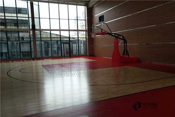 中学运动型地板施工团队3